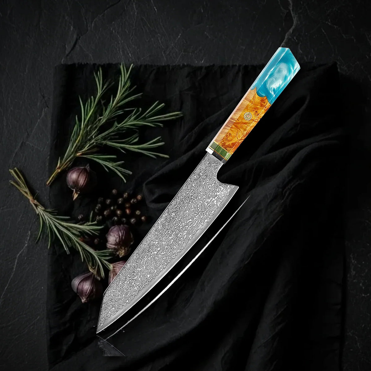 Bunka Kaen 18 cm, cuchillo multiusos de punta angular en acero damasco con mango octogonal de resina azul y madera, foto de estudio