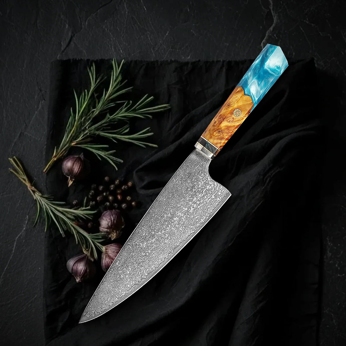 Kiritsuke Kaen 20 cm, cuchillo de chef de lomo recto en acero damasco con mango octogonal de resina azul y madera, foto de estudio