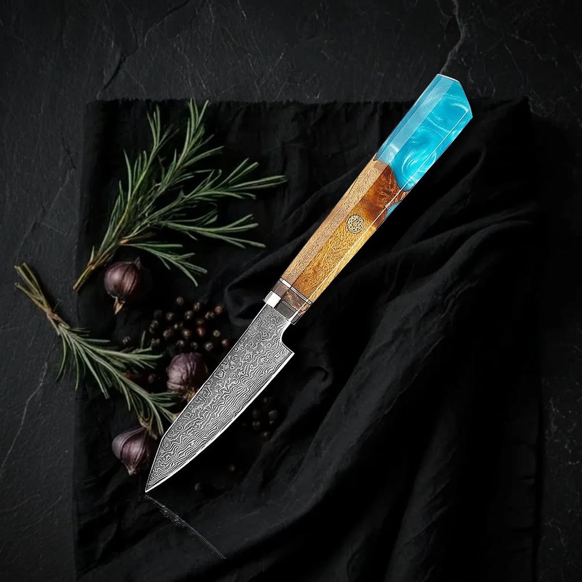 Nakiri Kaen 18 cm, cuchillo de verduras de acero damasco con mango octogonal de resina azul y madera, foto de estudio