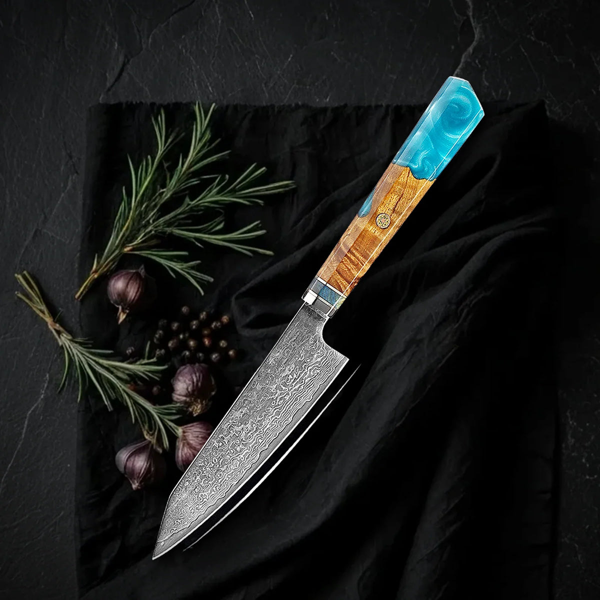 Petty Kaen 9 cm, cuchillo de precisión de acero damasco con mango octogonal de resina azul y madera, foto de estudio